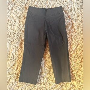 Women’s Studio 253 cropped pants size small.